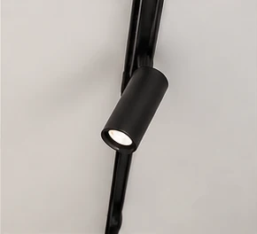 Spot preto de desenho minimalista no trilho de iluminação.