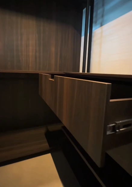 Registro da marcenaria do closet em execução, com gaveta aberta e detalhe dos encontros.