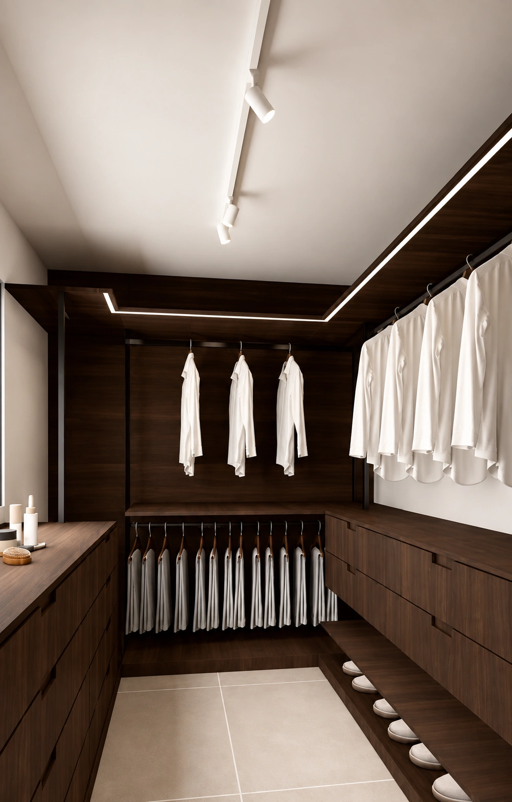 Visualização do closet com marcenaria amadeirada escura, gavetas, cabideiros e iluminação linear.