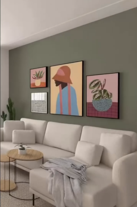 Sala com sofá claro, parede verde, composição de quadros e mesas de centro em madeira.